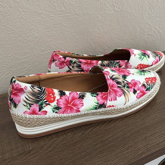 Comfortview Women's The Spencer Slip On Flat Tropical Hawaiian Floral 12 Wide - Picture 6 of 10